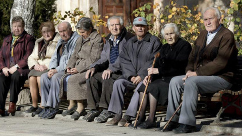 Ancianos de un pueblo de Cuenca, en una foto de archivo. / EFE