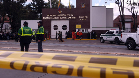 Personal de la Policía en la entrada de la Escuela General Santander donde un coche bomba causó una explosión el pasado 17 de enero en Bogotá (Colombia) | EFE/ Archivo