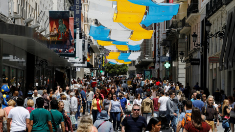 Personas caminando por una de las principales vías comerciales del centro de Madrid, la calle Preciados.  REUTERS/Paul Hanna