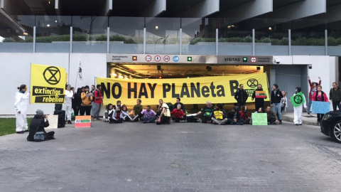 Extinction Rebellion bloquea el acceso a Repsol para visibilizar la emergencia climática. Extinction Rebellion