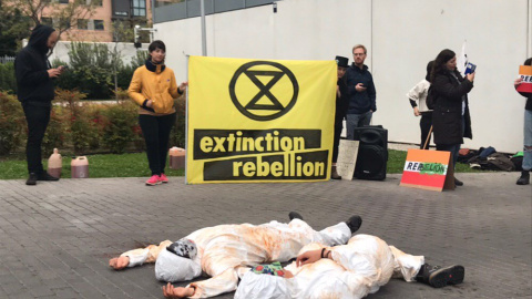 Extinction Rebellion bloquea el acceso a Repsol para visibilizar la emergencia climática. Extinction Rebellion