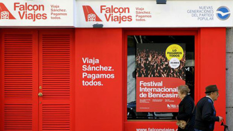 Agencia de viajes ficticia Falcon Viajes, abierta por Nuevas Generaciones del PP cerca de la sede del PSOE en Ferraz. / EFE