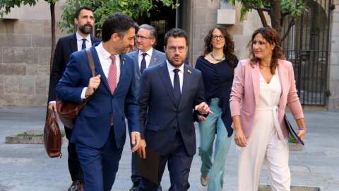 El president del Govern, Pere Aragonès, es dirigeix a la primera reunió del consell executiu després de vacances, acompanyat de la consellera de Presidència, Laura Vilagrà, i del vicepresident, Jordi Puigneró.