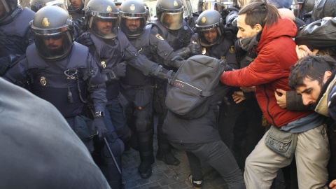 Tensión en las inmediaciones de la calle Argumosa de Madrid entre agentes antidisturbios de la Policía Nacional y activistas de la plataforma 'Stop Desahucios'. Eduardo Parra Europa Press