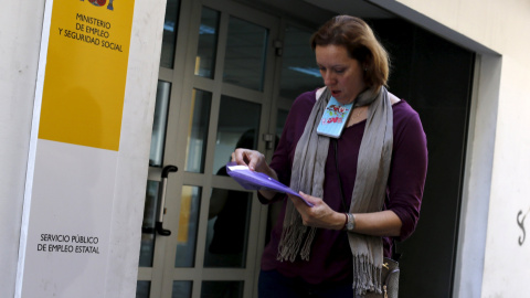 Una mujer sale de una oficina del Servicio Público de Empleo en Sevilla. REUTERS