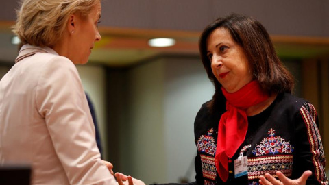 La ministra de Defensa española, Margarita Robles (d), conversa con su homóloga alemana, Ursula von der Leyen (i), durante la reunión de ministros de Defensa y Asuntos Exteriores de la Unión Europea (UE), en Bruselas (Bélgica), hoy, 19 de noviembre d