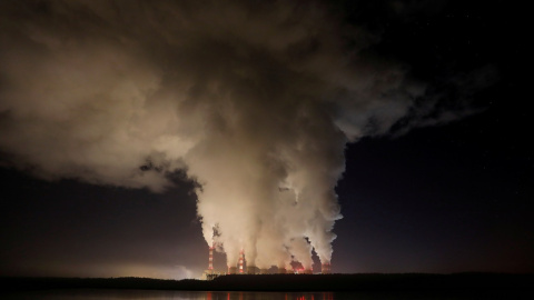 Columnas de humo y vapor se desprende de la planta eléctrica de Belchatow, la mayor central de carbón de Europa, operada por PGE Group, cerca de Belchatow, en Polonia. REUTERS/Kacper Pempel