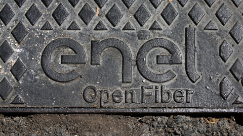 El logo de Enel Group en una tapa en una calle de Perugia. REUTERS/Alessandro Bianchi