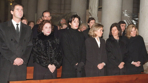 Carmen Franco, segunda por la izquierda, junto a sus hijos José Cristóbal, Carmen, Arantxa, Merry, Mariola, Francisco y Jaime (estos dos últimos en segunda fila) durante el funeral de Cristobal Martínez-Bordiú, Marqués de Villaverde. EFE