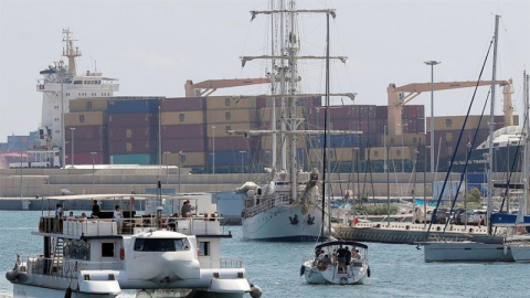 Un carguero fondea en el Puerto de València.- EFE