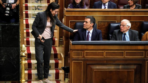 La portavoz de Unidos Podemos, Irene Montero, conversa con el presidente del Gobierno, Pedro Sánchez durante el debate de totalidad de los presupuestos este martes en el pleno del Congreso