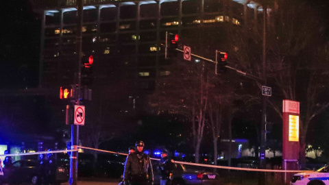 Oficiales de Policía de Chicago controlan el tráfico cerca del Hospital Mercy, escena de un tiroteo en Chicago - EFE/Tannen  Maury