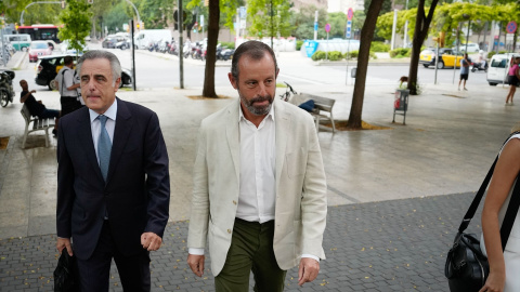 El expresidente del FB Barcelona, Sandro Rosell (d), a su llegada al juicio por un presunto delito contra Hacienda, en el juzgado de lo penal 3 de Barcelona, a 12 de septiembre de 2022, en Barcelona, Catalunya (España).