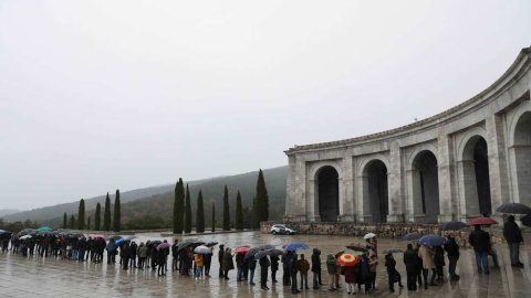 Este 20-N será el último que se pueda ver a Franco en su tumba, quizá por ello este año haya más colas que en años anteriores. (SUSANA VERA | REUTERS)