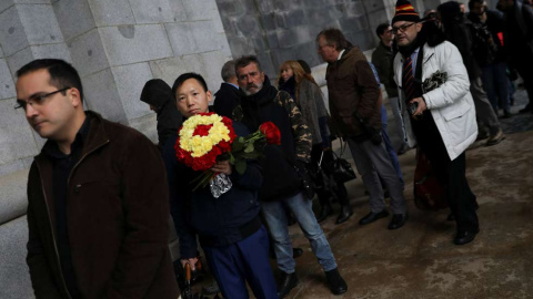 Otra imagen de los fascistas esperando a entrar en la basílica del Valle de los Caídos. (SUSANA VERA | REUTERS)