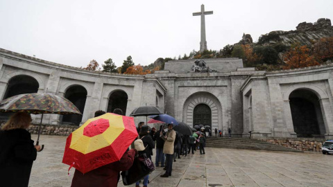 Más colas para entrar en la basílica. (SUSANA VERA | REUTERS)