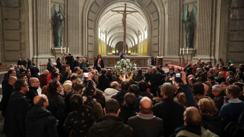 Decenas de personas se arremolinan en torno a la tumba del dictador en la basílica del Valle de los Caídos. (SUSANA VERA | REUTERS)