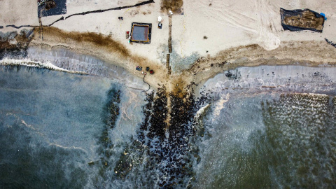  Fotografía aérea de dron que muestra las labores de limpieza el pasado 28 de enero, en las playas de Ancón (Perú).- EFE