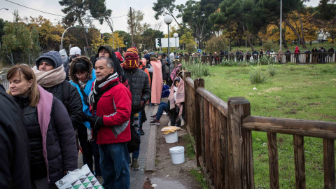 Más de cien solicitantes de asilo hacen cola en la comisaría de Aluche (Madrid) para obtener una fecha para iniciar su procedimiento.- JAIRO VARGAS