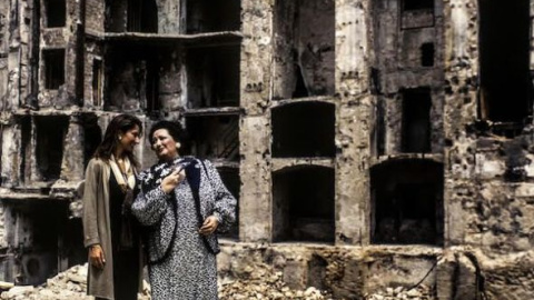 Montserrat Caballé y su hija en las ruinas del Liceu de Barcelona tras el incendio que arrasó el teatro en 1994. Foto: Victoria Iglesias.