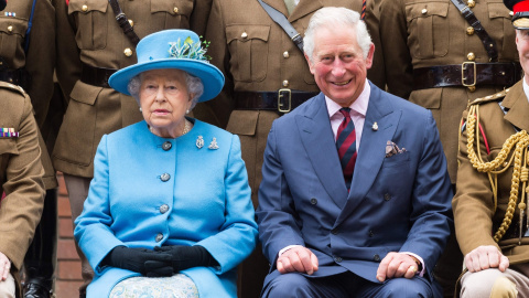 La reina Isabel II junto a su hijo Carlos.