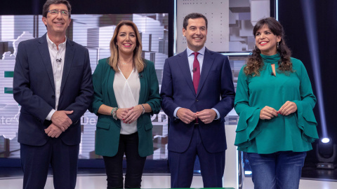 Los candidatos a la Presidencia de la Junta por el PSOE, Susana Díaz; el PP, Juanma Moreno (2d); Adelante Andalucía, Teresa Rodríguez (d), y Ciudadanos, Juan Marín (i), al comienzo del primer debate a cuatro de la campaña para las elecciones del 2 de