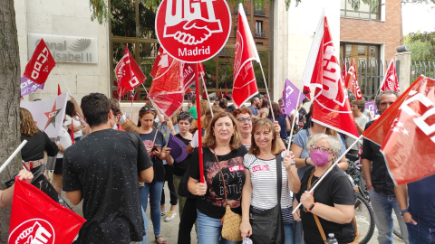 Trabajadoras del servicio de atención al cliente se manifiestan frente al Canal Isabel II ante el riesgo de perder sus condiciones laborales.