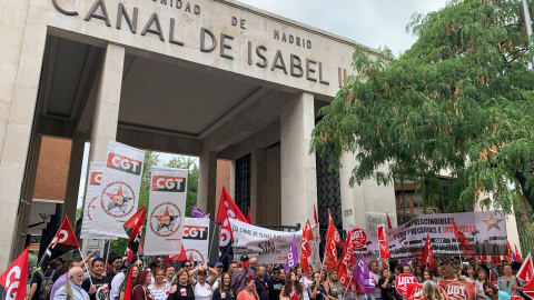 Trabajadoras y trabajadores del Servicio de Atención al Cliente del Canal Isabel II protestan frente a su sede en Madrid ante el riesgo de perder sus condiciones laborales.