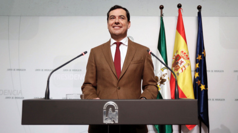 El presidente de la Junta de Andalucía, Juanma Moreno, a su llegada a la rueda de prensa en la que ha anunciado la composición de su Gobierno. EFE/José Manuel Vidal