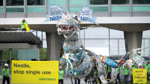 Miembros de Greenpeace muestran este martes un "monstruo" de plástico ante la sede de Nestlé en Vevey (Suiza) en protesta del plástico de un sólo uso. EFE/Laurent Gillieron