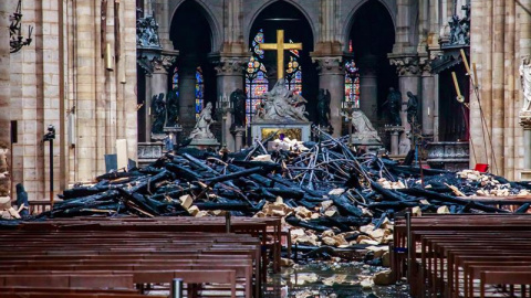 Vista del interior de la catedral de Notre Dame después del incendio sufrido. EFE