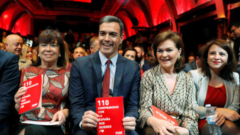 El secretario general del PSOE y presidente del Gobierno, Pedro Sánchez, acompañado de la presidenta del PSOE Cristina Narbona y la vicepresidenta Carmen Calvo, presenta las 110 principales medidas del programa electoral con el que los socialistas concu