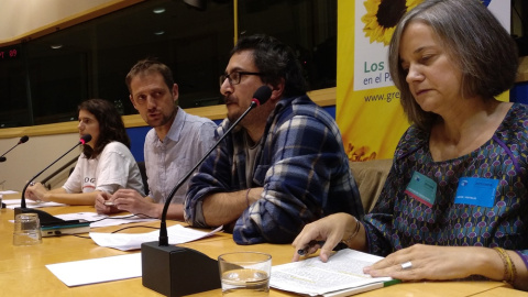 El eurodiputado de Equo, Florent Marcellesi, con los portavoces de la plataforma Stop Ganadería Industrial y de grupos locales.