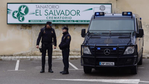 Agentes de Policía, durante los registros y detenciones efectuados en la empresa funeraria El Salvador, en Valladolid.- EFE/Nacho Gallego