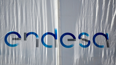 El logo de Endesa en un cartel desplegado en su sede en Madrid. REUTERS/Andrea Comas