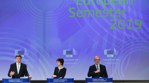 El vicepresidente de la Comisión Europea, Valdis Dombrovskis, la comisaria de Empleo y Asuntos Sociales, Marianne Thyssen, y el comisario de Asuntos Económicos y Monetarios, Pierre Moscovici, en la rueda de prensa en Bruselas para la presentación del i