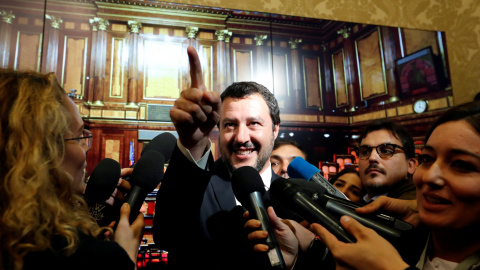 El vicepresidente italiano y ministro de Interior, Matteo Salvini, rodeado de periodistas en el Senado. REUTERS/Remo Casilli