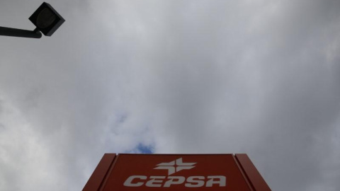 El logo de Cepsa en una gasolinera en Madrid. REUTERS/Sergio Pérez