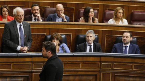 Gabriel Rufián abandona el Congreso ante la mirada de Borrell, quien denunció haber sido escupido por un diputado de ERC. / JAVIER LIZÓN (EFE)