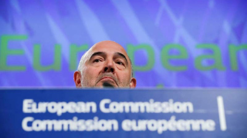 El comisario europeo de Asuntos Económicos, Pierre Moscovici, se dirige a los medios en Bruselas. (JULIEN WARNAND | EFE)