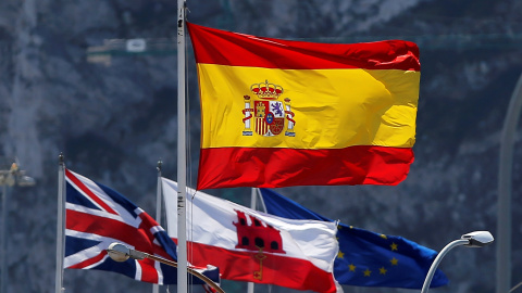 La bandera española, junto a la de Reino Unido, Gibraltar y la Unión Europea, en la frontera con el Peñón, en La Linea de la Concepcion. REUTERS/Jon Nazca/File Photo