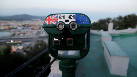 Unos primáticos turísticos en el Peñón de Gibraltar, que ofrecen a los usuarios la posibilidad de pagar en libras o euros. REUTERS