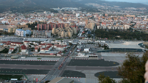 Vista de las pistas del aeropuerto de Gibraltar. REUTERS / Jon Nazca