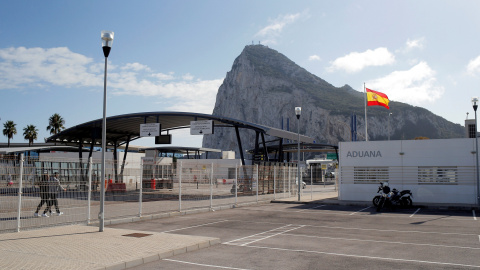 Paso fronterizo entre España y Gibraltar, en La Linea de la Concepcion. REUTERS/Jon Nazca/File Photo