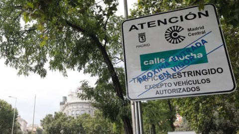 Vista de una señal vertical situada en la calle Atocha para advertir de la llegada de Madrid Central/ EFE