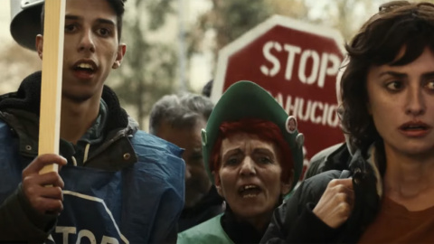 Carmen Arnedo (centro), afectada y activista de la PAH, junto a Penélope Cruz (der.) durante el rodaje de 'En los márgenes'