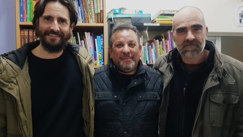 Juan Diego Botto (izq.) y Luis Tosar (der.) posan junto a Richard Rodríguez, afectado por desahucios, durante el rodaje de la película  'En lo márgenes'.