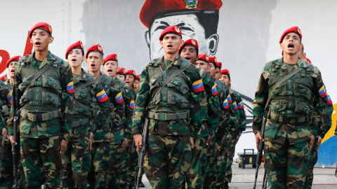 Militares venezolanos durante una ceremonia para conmemorar al expresidente Hugo Chávez. / REUTERS