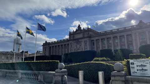 Banderas de Suecia frente a la sede del Parlamento sueco