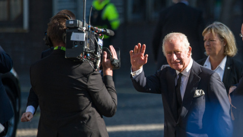 El rey Carlos III saluda a su salida de la catedral de Santa Ana, a 13 de septiembre de 2022, en Belfast, Irlanda del Norte (Reino Unido).